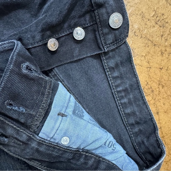 Size 30 Levi's Black Distressed Jean Shorts - Picture 5 of 11